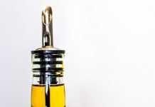 What We Know About Oils and Migraines